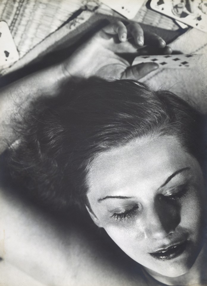 Femme-aux-cartes-1930-©-Florence-Henri--696x962